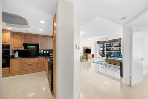 Condo in Surfside, Florida, 2 bedrooms  № 1714532 - photo 19