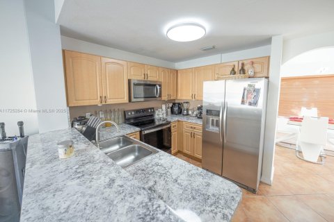 Condo in Miami Lakes, Florida, 3 bedrooms  № 1695891 - photo 9