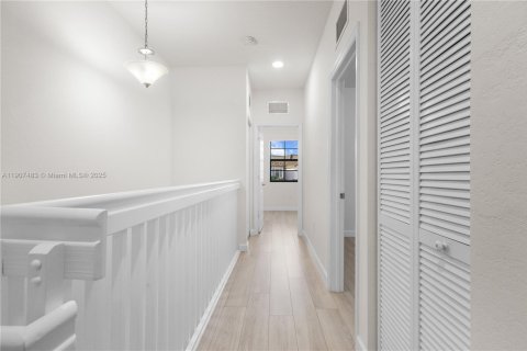 House in Miami, Florida 3 bedrooms, 139.91 sq.m. № 1964259 - photo 21