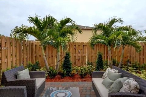 House in Miami, Florida 3 bedrooms, 139.91 sq.m. № 1964259 - photo 15