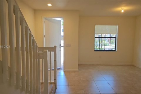 House in Miami, Florida 3 bedrooms, 139.91 sq.m. № 1964259 - photo 2