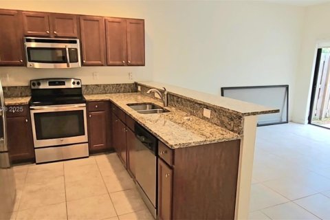 House in Miami, Florida 3 bedrooms, 139.91 sq.m. № 1964259 - photo 4