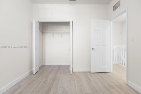 House in Miami, Florida 3 bedrooms, 139.91 sq.m. № 1964259 - photo 30