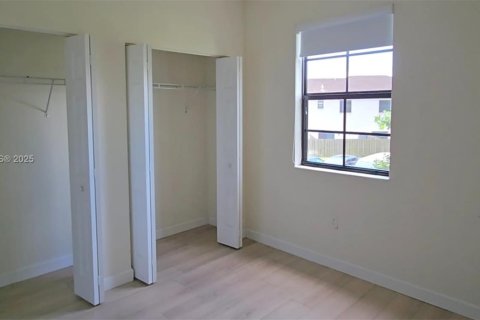 House in Miami, Florida 3 bedrooms, 139.91 sq.m. № 1964259 - photo 12