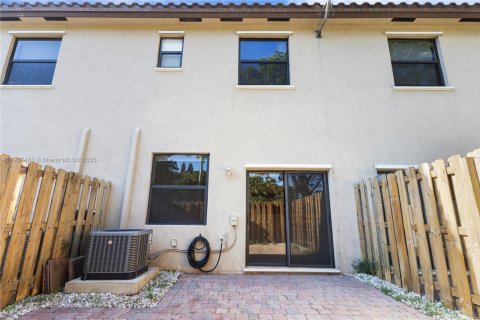 House in Miami, Florida 3 bedrooms, 139.91 sq.m. № 1964259 - photo 19