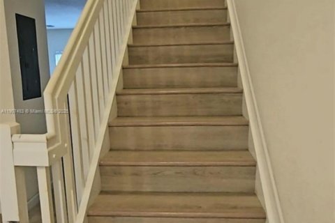 House in Miami, Florida 3 bedrooms, 139.91 sq.m. № 1964259 - photo 6