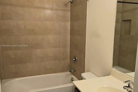 House in Miami, Florida 3 bedrooms, 139.91 sq.m. № 1964259 - photo 14