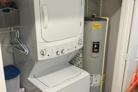 Condo in Florida City, Florida, 3 bedrooms  № 2004782 - photo 13