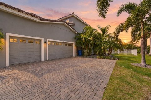 House in Apollo Beach, Florida 6 bedrooms, 544.5 sq.m. № 2418987 - photo 3