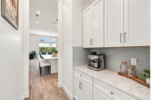 House in Apollo Beach, Florida 6 bedrooms, 544.5 sq.m. № 2418987 - photo 7