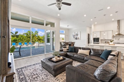 House in Apollo Beach, Florida 6 bedrooms, 544.5 sq.m. № 2418987 - photo 19