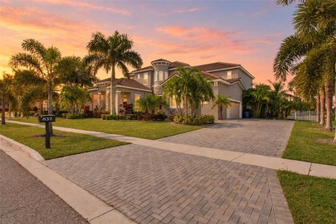 House in Apollo Beach, Florida 6 bedrooms, 544.5 sq.m. № 2418987 - photo 2