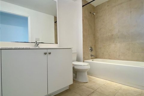 Condominio en alquiler en Miami, Florida, 1 dormitorio, 71.91 m2 № 1991337 - foto 17