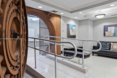 Condominio en alquiler en Miami, Florida, 1 dormitorio, 71.91 m2 № 1991337 - foto 3