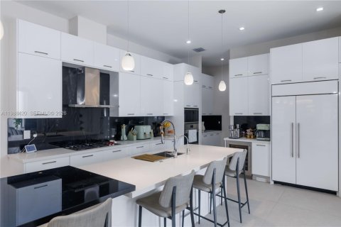 Villa ou maison à vendre à Doral, Floride: 4 chambres, 345.04 m2 № 2051655 - photo 11