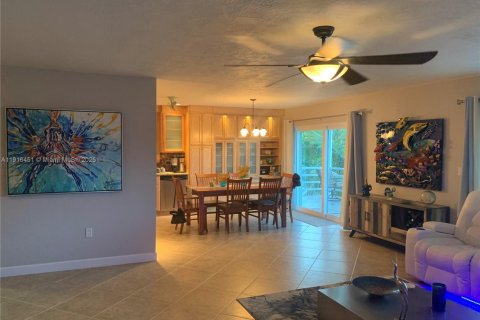 House in Key Largo, Florida 2 bedrooms, 111.48 sq.m. № 1972882 - photo 2