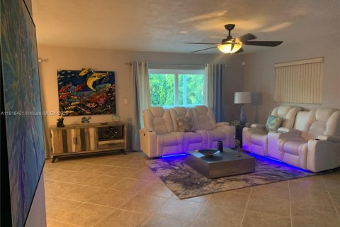 House in Key Largo, Florida 2 bedrooms, 111.48 sq.m. № 1972882 - photo 3