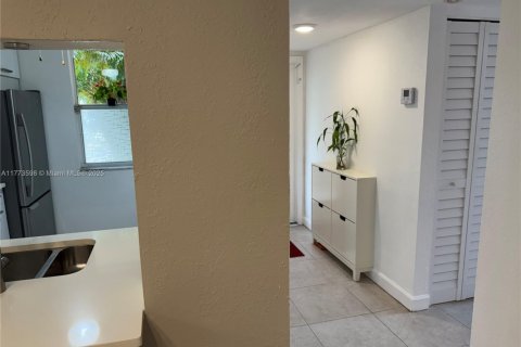Condo in Sunrise, Florida, 2 bedrooms  № 1693380 - photo 12