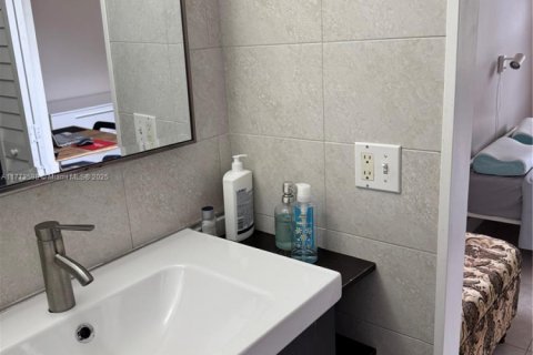 Condo in Sunrise, Florida, 2 bedrooms  № 1693380 - photo 29