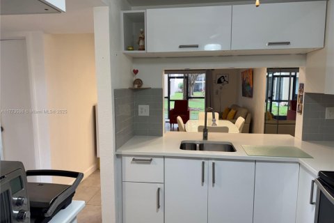 Condo in Sunrise, Florida, 2 bedrooms  № 1693380 - photo 6