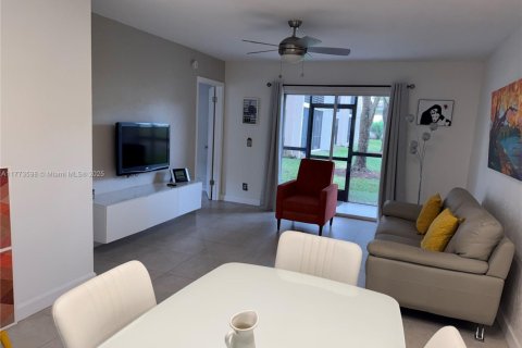 Condo in Sunrise, Florida, 2 bedrooms  № 1693380 - photo 16