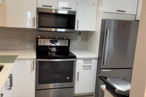 Condo in Sunrise, Florida, 2 bedrooms  № 1693380 - photo 7