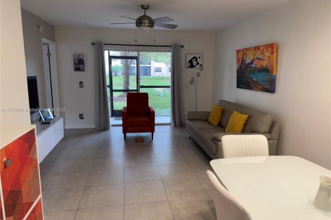 Condo in Sunrise, Florida, 2 bedrooms  № 1693380 - photo 18
