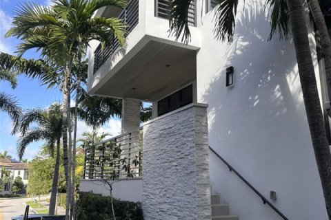 House in Doral, Florida 4 bedrooms, 264.21 sq.m. № 1844218 - photo 2