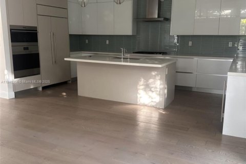 House in Doral, Florida 4 bedrooms, 264.21 sq.m. № 1844218 - photo 6