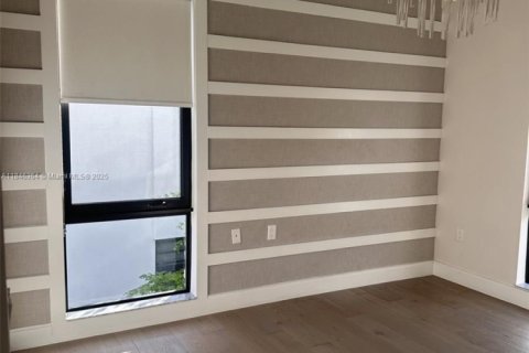 House in Doral, Florida 4 bedrooms, 264.21 sq.m. № 1844218 - photo 11