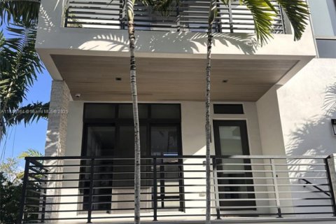 House in Doral, Florida 4 bedrooms, 264.21 sq.m. № 1844218 - photo 19