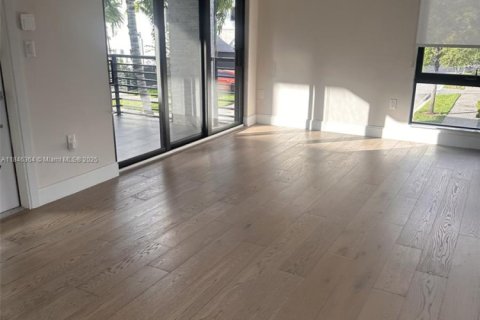 House in Doral, Florida 4 bedrooms, 264.21 sq.m. № 1844218 - photo 8