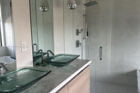 House in Doral, Florida 4 bedrooms, 264.21 sq.m. № 1844218 - photo 12