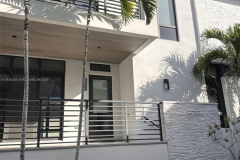 House in Doral, Florida 4 bedrooms, 264.21 sq.m. № 1844218 - photo 16