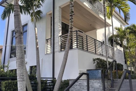 House in Doral, Florida 4 bedrooms, 264.21 sq.m. № 1844218 - photo 1