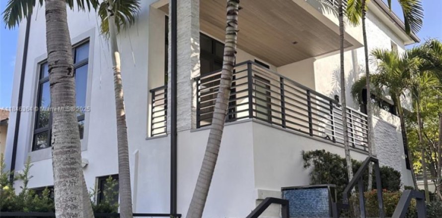 House in Doral, Florida 4 bedrooms, 264.21 sq.m. № 1844218