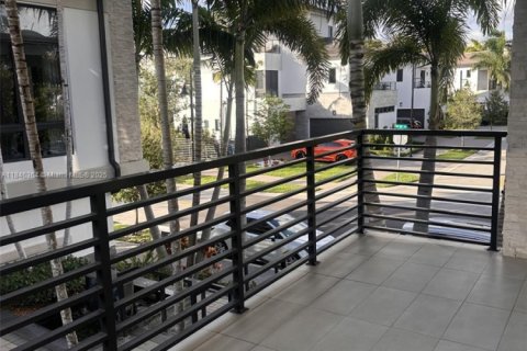 House in Doral, Florida 4 bedrooms, 264.21 sq.m. № 1844218 - photo 14