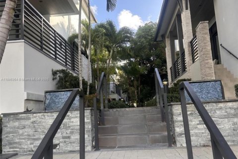 House in Doral, Florida 4 bedrooms, 264.21 sq.m. № 1844218 - photo 15