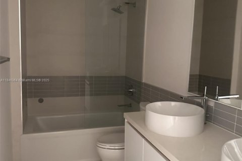 House in Doral, Florida 4 bedrooms, 264.21 sq.m. № 1844218 - photo 13