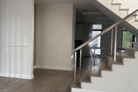 House in Doral, Florida 4 bedrooms, 264.21 sq.m. № 1844218 - photo 9