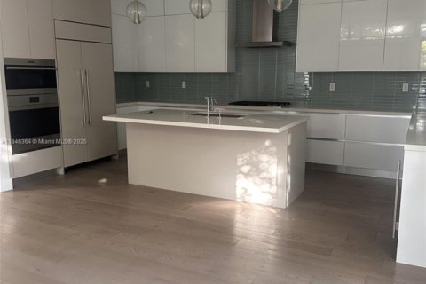 House in Doral, Florida 4 bedrooms, 264.21 sq.m. № 1844218 - photo 4