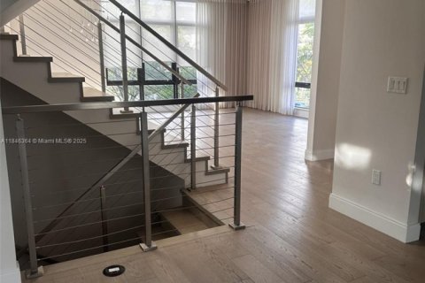 House in Doral, Florida 4 bedrooms, 264.21 sq.m. № 1844218 - photo 7