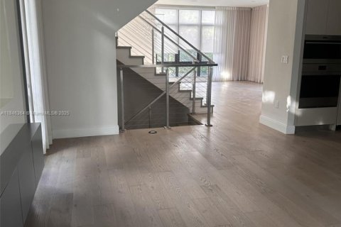 House in Doral, Florida 4 bedrooms, 264.21 sq.m. № 1844218 - photo 5