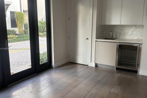 House in Doral, Florida 4 bedrooms, 264.21 sq.m. № 1844218 - photo 3