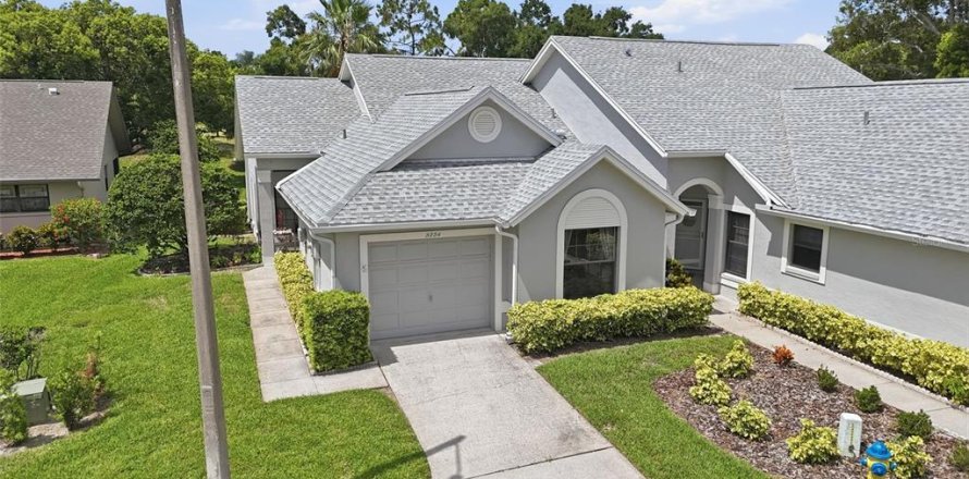 Condo in New Port Richey, Florida, 2 bedrooms № 2095501