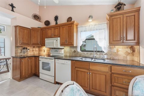 Condo in New Port Richey, Florida, 2 bedrooms № 2095501 - photo 15