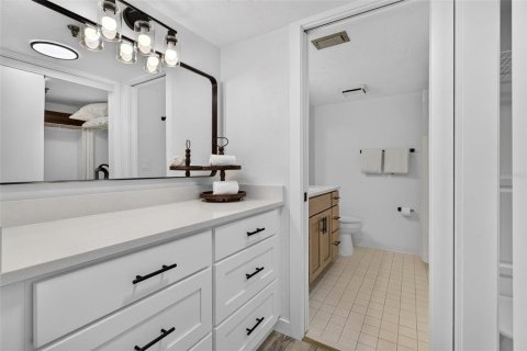 Condo in Ormond Beach, Florida, 1 bedroom № 2217170 - photo 22