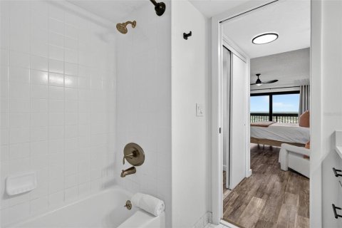 Condo in Ormond Beach, Florida, 1 bedroom № 2217170 - photo 25