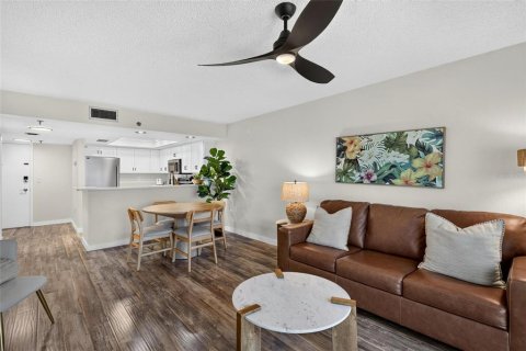 Condo in Ormond Beach, Florida, 1 bedroom № 2217170 - photo 12