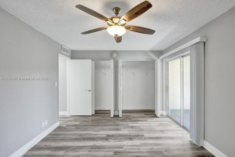 Condo in Palm Springs, Florida, 1 bedroom  № 1738655 - photo 19